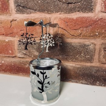 Teelichtglas aus weiß gefrostetem Glas mit Metallmanschette und Anhängern mit Motiv Baum des Lebens